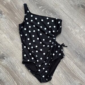 Old Navy Black and White Polka Dot One Piece Swimsuit 😍